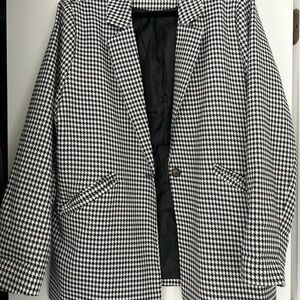 Black and White Houndstooth Blazer with Wide Lapels